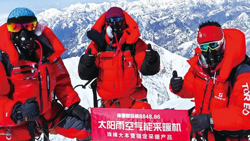 登峰造极，使命必达！太阳雨空气能旗帜登顶珠峰之巅！
