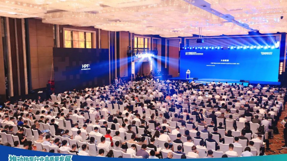 太阳雨空气能包揽2025中国热泵行业年会“领军品牌”等多项大奖！